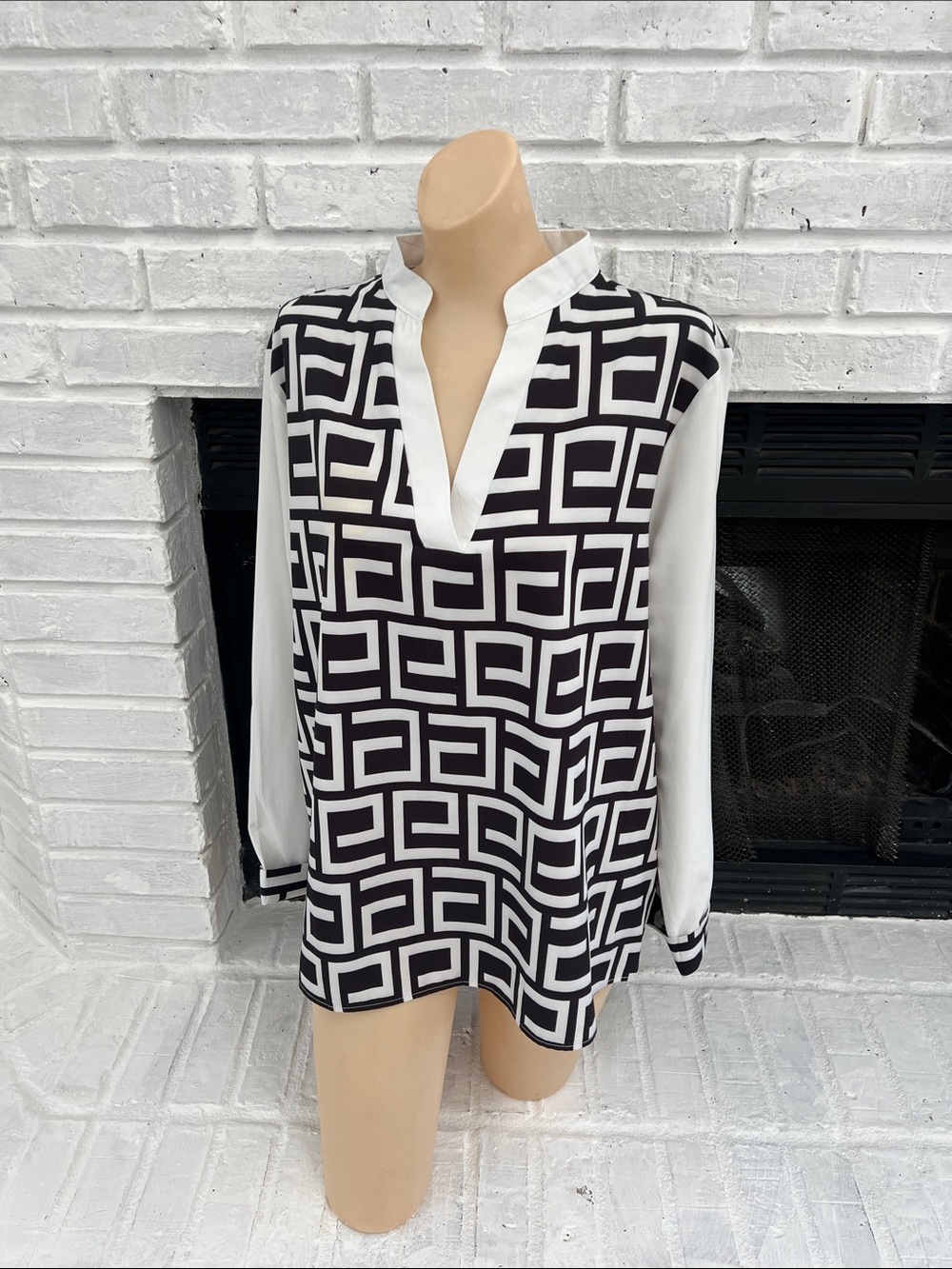 STYLEWE Black & White Geometric V-Neck Blouse